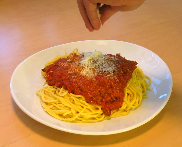 Fresh spaghetti with tomato sauce